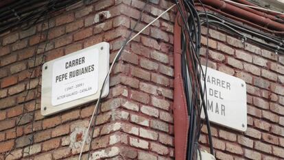 Una placa de la calle Almirall Cervera con otra superpuesta en la que se le dedica la calle a Pepe Rubianes.