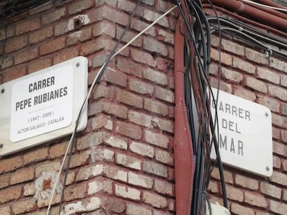 Una placa de la calle Almirall Cervera con otra superpuesta en la que se le dedica la calle a Pepe Rubianes.