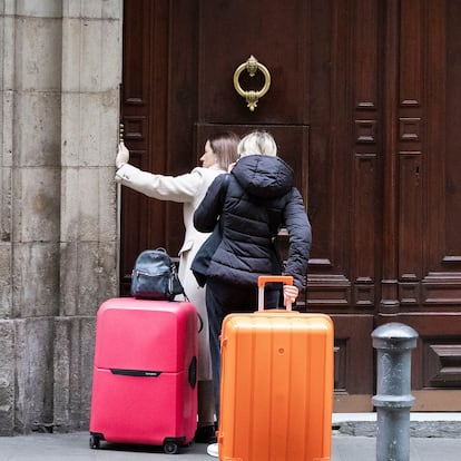 Dos mujeres llegan a un alojamiento turístico en Barcelona. 
