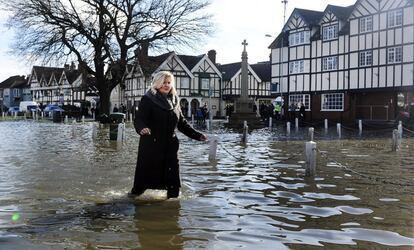 Berkshire es una de las ciudades afectada por las fuertes lluvias de estos días en Reino Unido. Una mujer avanza por una calle inundada de la ciudad.