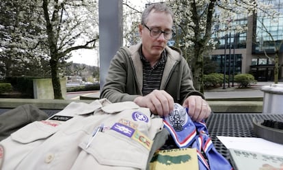 Geoff McGrath, líder homosexual de los Scouts, es expulsado de la agrupación juvenil.