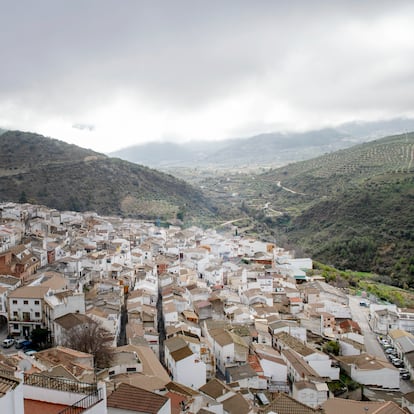 28 F Andalucía. Una vista desde un mirador de Torres una localidad que se enfrenta a la despoblación en Jaén.
Foto: José Manuel Pedrosa.