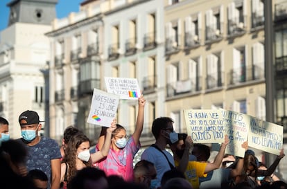 Varios jóvenes sostienen pancartas durante una manifestación en Madrid para condenar el asesinato de Samuel, un joven de 24 años, debido a una paliza.