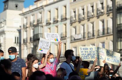 Varios jóvenes sostienen pancartas durante una manifestación en Madrid para condenar el asesinato de Samuel, un joven de 24 años, debido a una paliza.