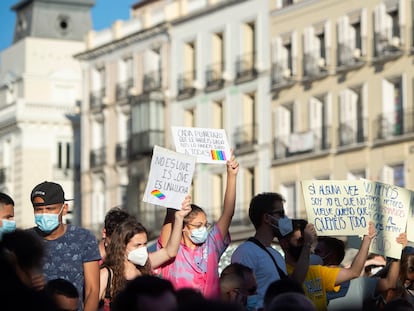 Varios jóvenes sostienen pancartas durante una manifestación en Madrid para condenar el asesinato de Samuel, un joven de 24 años, debido a una paliza.