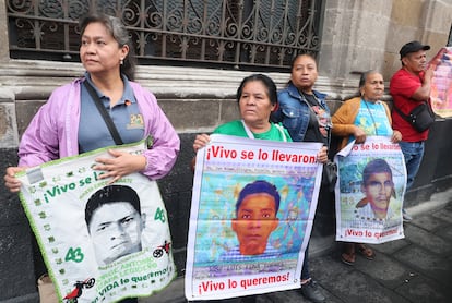 Familiares de los estudiantes de Ayotzinapa esperan afuera del Palacio Nacional, el 4 de septiembre.