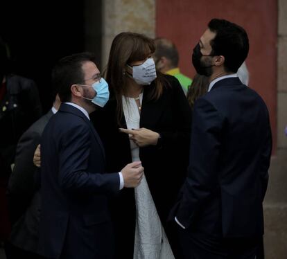 Laura Borràs, el hasta hoy presidente de la Cámara catalana, Roger Torrent (derecha), y el vicepresidente del Govern, presidente en funciones y candidato a la presidencia de la Generalitat, Pere Aragonès (izquierda), este viernes.