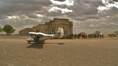 Una imagen de &#039;We come as friends&#039;, con el avioncito de Sauper aterrizando en un pueblo sudan&eacute;s.
