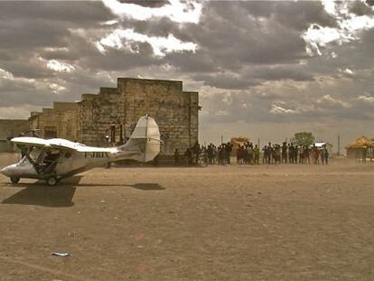 Una imagen de &#039;We come as friends&#039;, con el avioncito de Sauper aterrizando en un pueblo sudan&eacute;s.