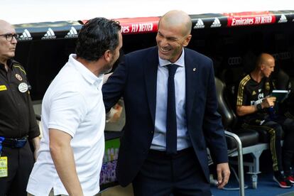 El técnico del Real Madrid, Zinedine Zidane, y el del Real Valladolid, Sergio González, se saludan antes del inicio del encuentro.