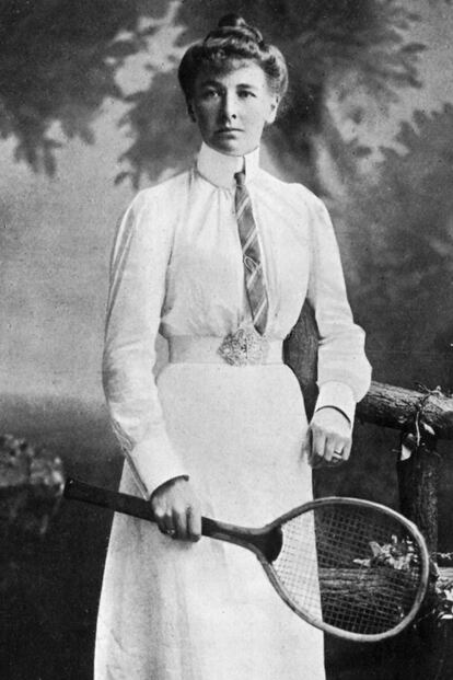 Mucho ha llovido (y mucho ha evolucionado la ropa deportiva) desde que Charlotte Cooper se convirtiese en la primera mujer en ganar una medalla en unos Juegos Olímpicos, concretamente en los de París 1900. Era la primera vez en la historia de los juegos modernos que una mujer tenía acceso al campeonato y el galardón lo obtuvo en un partido de dobles junto a un hombre: Reginald Doherty.