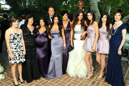 Khloé Kardashian, de novia. A su izquierda, Kendall y Kylie; a su derecha, Kris (su madre) y sus hermanas Kim y Kourtney (embarazada).