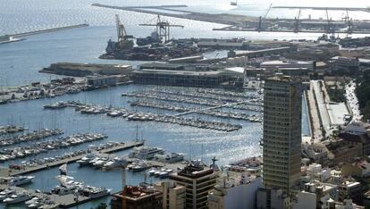 Una vista panorámica del Puerto de Alicante. 