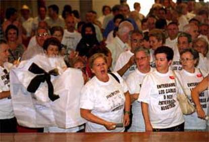 Protesta de los vecinos de Orcasitas durante el pleno extraordinario de la junta municipal de Usera.