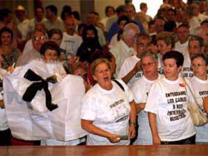Protesta de los vecinos de Orcasitas durante el pleno extraordinario de la junta municipal de Usera.