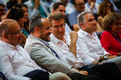 Feijóo mira al presidente del PP de Cataluña, Alejandro Fernández (los dos en el centro de la imagen), el pasado 23 de julio, en un acto del partido en Barcelona.