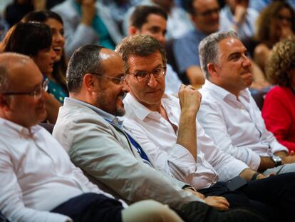 Feijóo mira al presidente del PP de Cataluña, Alejandro Fernández (los dos en el centro de la imagen), el pasado 23 de julio, en un acto del partido en Barcelona.