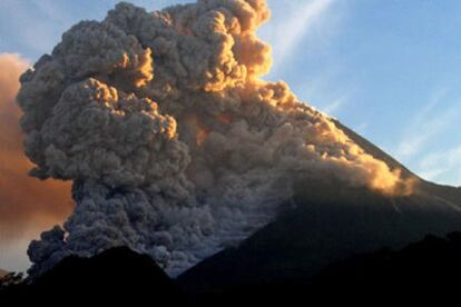 Una imagen del Volcán Merapi. Los experos dicen que las nubes calientes y la lava no han alcanzado las zonas pobladas pero llueven cenizas en un radio de 10 kilómetros desde el cráter.