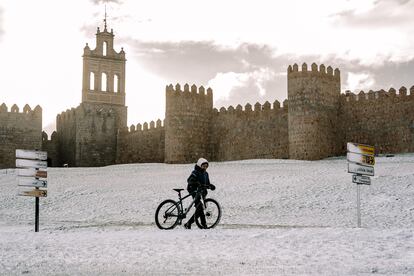 Vista de la zona de la muralla en la ciudad de Ávila cubierta por la nieve, este miércoles.