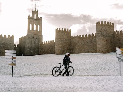 Vista de la zona de la muralla en la ciudad de Ávila cubierta por la nieve, este miércoles.