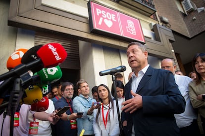 El presidente de Castilla-La Mancha, Emiliano García-Page, a su llegada al comité federal en Madrid.