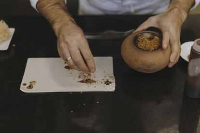 Ignacio Echapresto defiende la cocina de pueblo como elemento dinamizador en lugares poco poblados y por su papel de guardiana de las raíces gastronómicas.