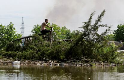 Un vecino de la localidad de Korsunka (provincia de Jersón) se protegía este miércoles de la subida del nivel del agua.