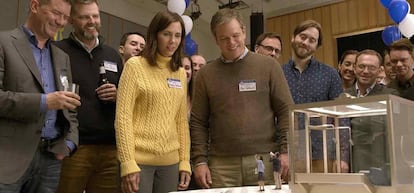 Kristen Wiig y Matt Damon (en el centro), en el filme.