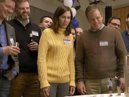 Kristen Wiig y Matt Damon (en el centro), en el filme.