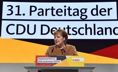 A chanceler alemã, Angela Merkel, no espaço de congressos de Hamburgo onde se realiza o encontro da União Democrata Cristã.