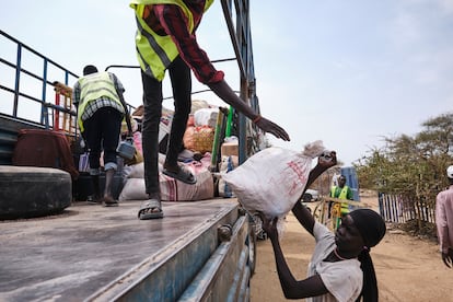 Una vez que los refugiados cruzan a Sudán del Sur, un camión de la OIM les espera para trasladarlos hacia Renk, una ciudad a unos 60 kilómetros donde podrán alojarse en un centro de tránsito. En el camión cargan todas las pertenencias —maletas, comida, colchones o catres—, que han sido capaces de llevar consigo desde que abandonaron su hogar.