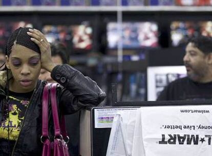 Una clienta espera para pagar su mercancía en un hipermercado Wal-Mart de Oakland (California).