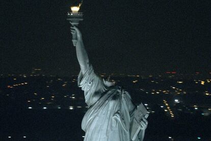 2008: un fotograma de la película 'Monstruoso' ('Cloverfield'). Al comienzo de la película la estatua de la Libertad sufre la mutilación de su cabeza.
