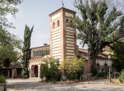 Fachada del restaurante abandonado Pabellón de Ondarreta, en la Casa de Campo.