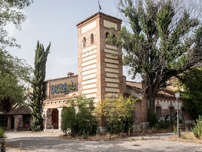 Fachada del restaurante abandonado Pabellón de Ondarreta, en la Casa de Campo.