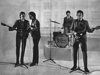 'The Beatles' durante una actuación, fecha desconocida.