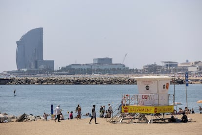 Vista de la playa de la Barceloneta, y una torre de vigilancia acotada con cinta de seguridad, con motivo de la huelga de socorristas de Barcelona, este lunes.