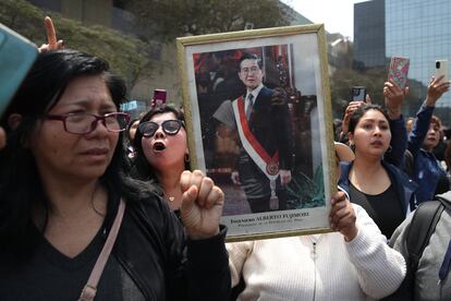 SO3BJ5II63VLFC5GAG5K35FVQM - Una multitud despide al dictador Alberto Fujimori: “Déjenlo en paz”