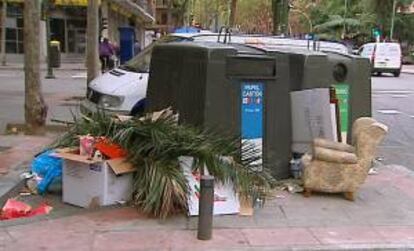 Imagen de televisión de varios contenedores en la calle Orense  con basura sin recoger como consecuencia de la huelga que comenzó esta medianoche en Madrid  y que afecta al servicio de limpieza viaria y al mantenimiento de los jardines, convocada por los sindicatos ante la pretensión de varias empresas concesionarias de estos servicios de despedir a 1.144 trabajadores, de los aproximadamente 6.000 que suman las plantillas.