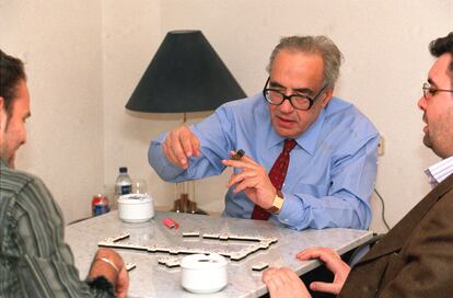 Gregorio Peces-Barba, rector de la Universidad Carlos III jugando su partida habitual de dominó, 2003.