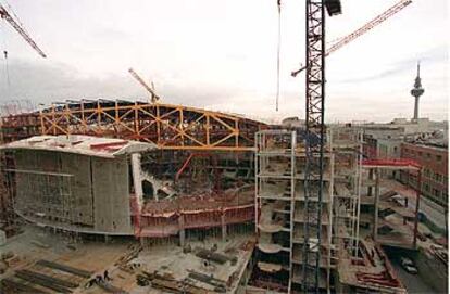 Obras en el Palacio de Deportes, que fue pasto de las llamas en junio de 2001.