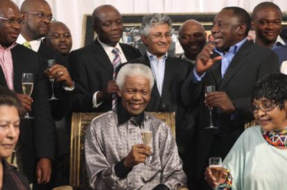 Mandela, en la cena de celebración con su ex esposa Winnie (junto a él) y algunos de los invitados.