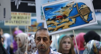 Un hombre sujeta una pancarta en una manifestación en Estambul, hoy
