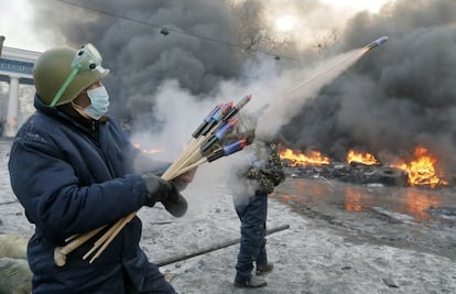 Un manifestante lanza cohetes a la policía ucraniana en el centro de Kiev, 23 de enero de 2014.