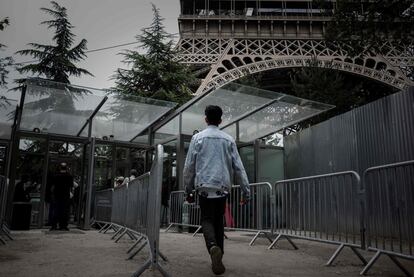 Un visitante accede por una de las nuevas puertas de entrada a la Torre Eiffel.