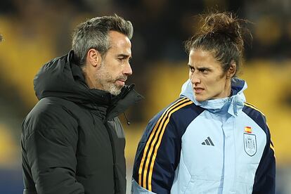 Jorge Vilda y Montse Tomé, su asistente, charlan en un entrenamiento de la selección.