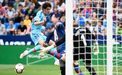 Camello remata a puerta durante el Levante-Atlético.