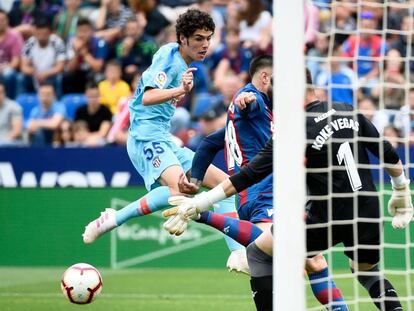 Camello remata a puerta durante el Levante-Atlético.