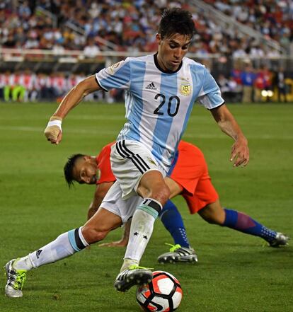 Nicolás Gaitán regatea al chileno Gonzalo Jara, en un partido disputado en la Copa América.