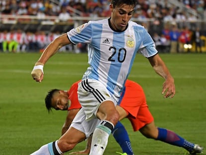 Nicolás Gaitán regatea al chileno Gonzalo Jara, en un partido disputado en la Copa América.